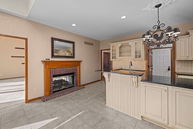 1390 Old Freeport Place, Bettendorf, IA 52722