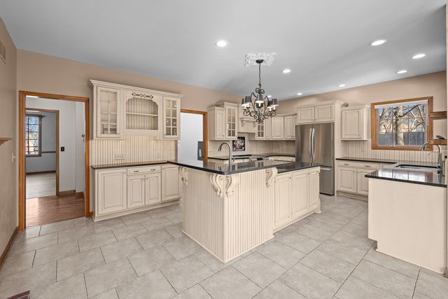 1390 Old Freeport Place, Bettendorf, IA 52722