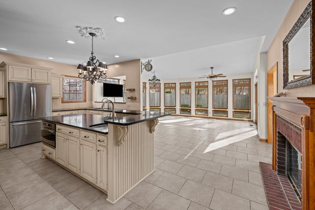 1390 Old Freeport Place, Bettendorf, IA 52722