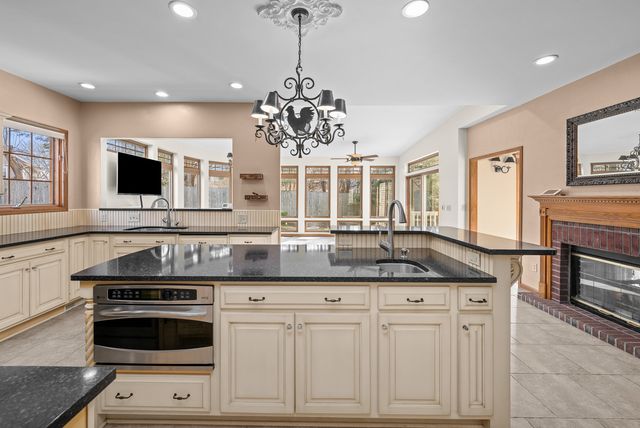 1390 Old Freeport Place, Bettendorf, IA 52722