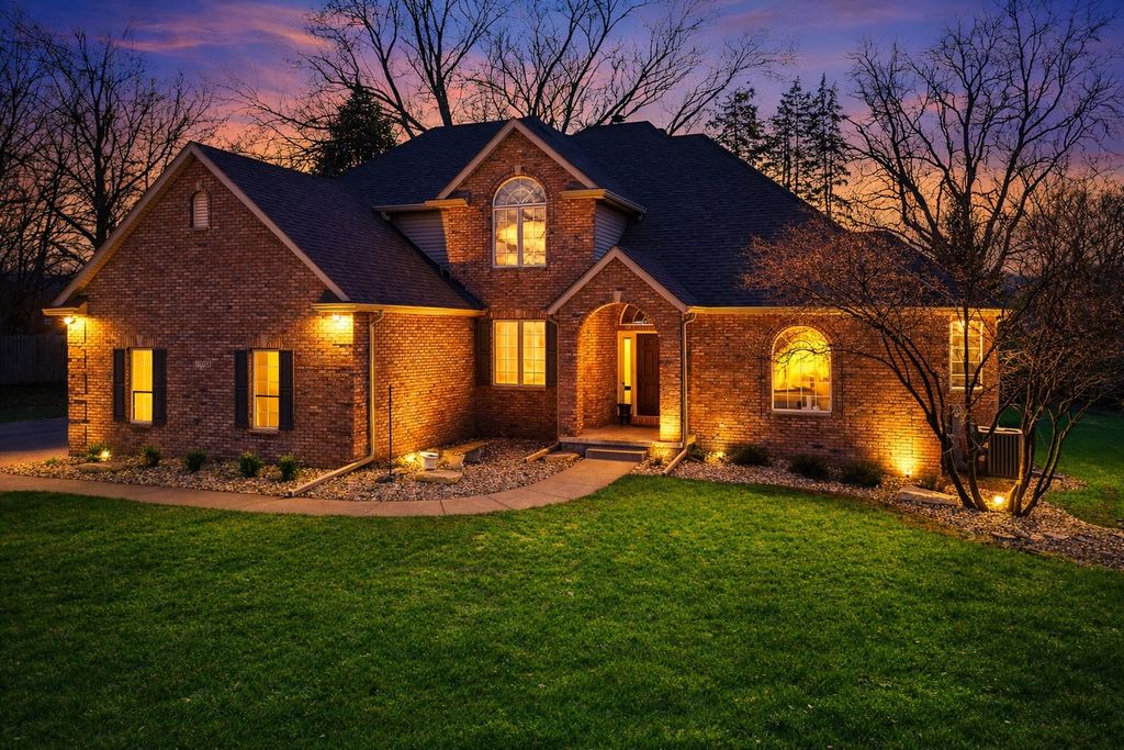 1390 Old Freeport Place, Bettendorf, IA 52722