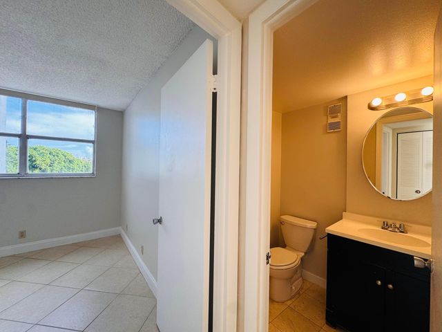 500 EXECUTIVE CENTER Drive 4A, West Palm Beach, FL 33401