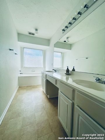 13119 FORUM RD, Universal City, TX 78148