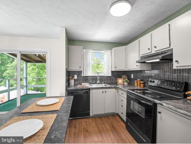 8015 CROSS CREEK DR, Glen Burnie, MD 21061