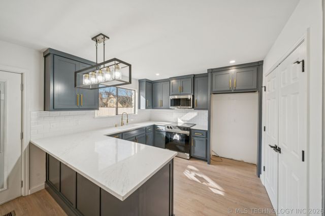 909 W Albuquerque Street, Broken Arrow, OK 74011