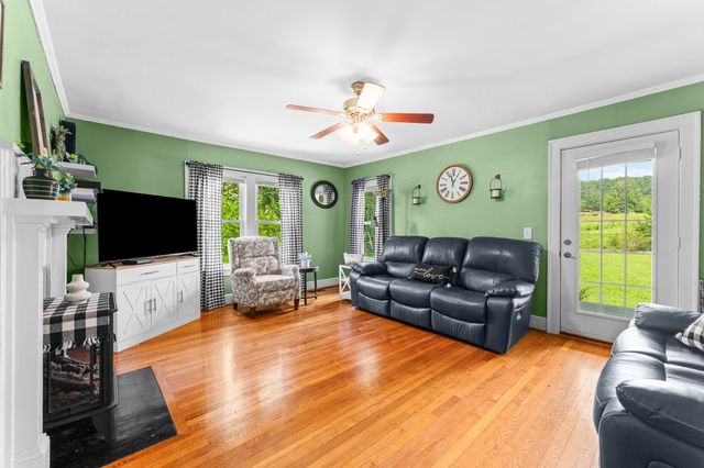 726 Foster Rd, Inman, SC 29349
