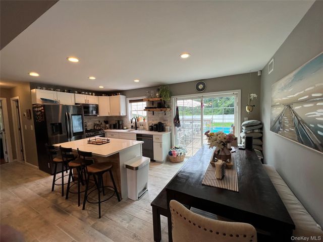 30 Lewis Road, East Quogue, NY 11942