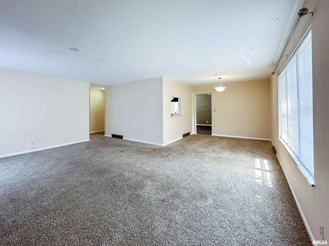 1800 E Saint Jude Court, Peoria Heights, IL 61616