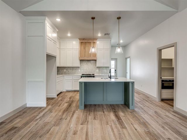 12509 Dolche Vita Drive, Yukon, OK 73099