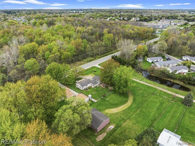 16479 S Jennings Road, Fenton, MI 48430