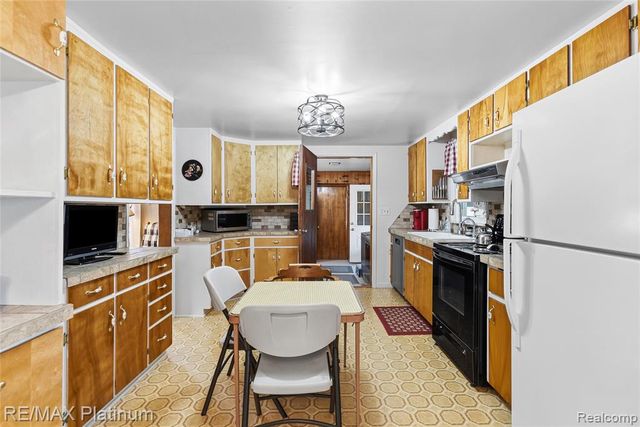 16479 S Jennings Road, Fenton, MI 48430