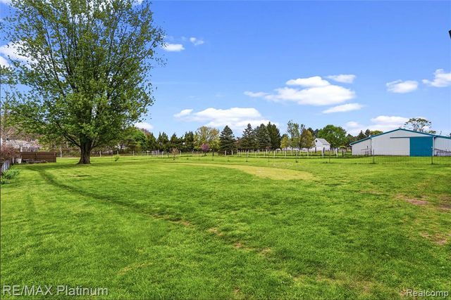 16479 S Jennings Road, Fenton, MI 48430