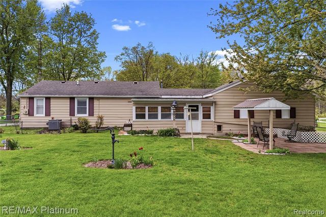 16479 S Jennings Road, Fenton, MI 48430