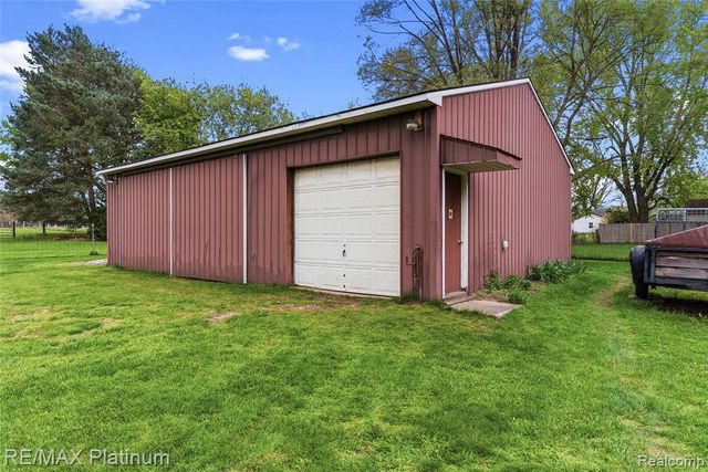 16479 S Jennings Road, Fenton, MI 48430