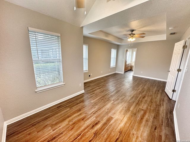 521 WOODLAKE DR, Mcqueeney, TX 78123