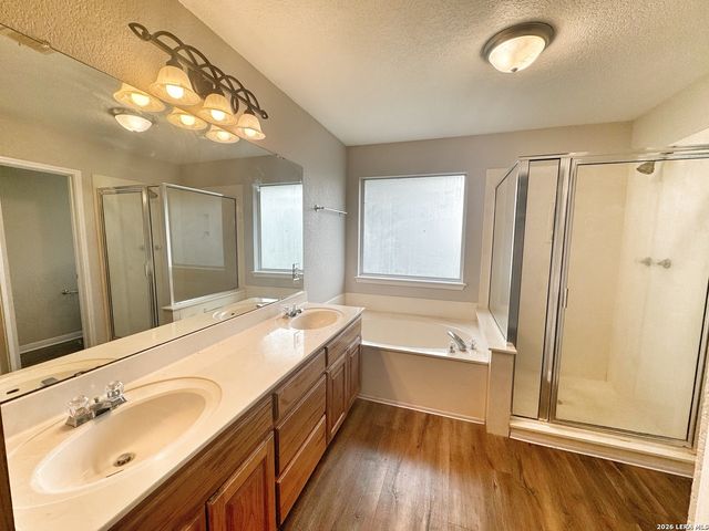 521 WOODLAKE DR, Mcqueeney, TX 78123