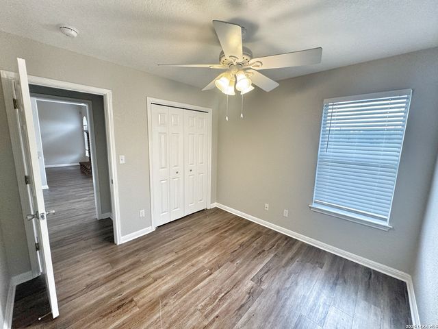 521 WOODLAKE DR, Mcqueeney, TX 78123