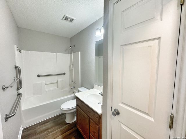 521 WOODLAKE DR, Mcqueeney, TX 78123