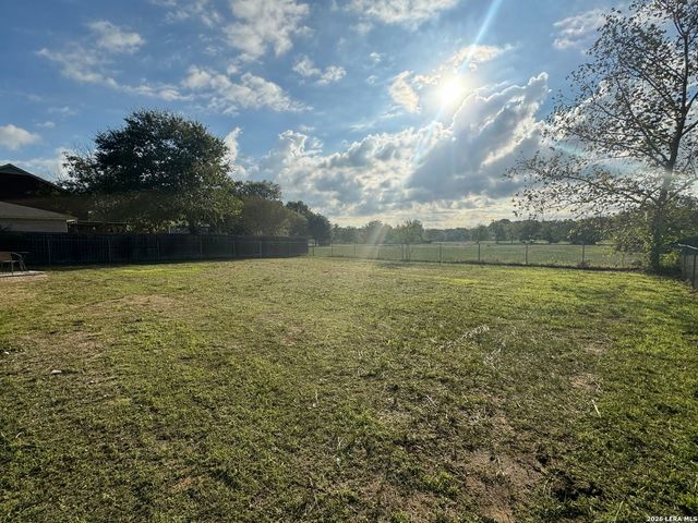 521 WOODLAKE DR, Mcqueeney, TX 78123