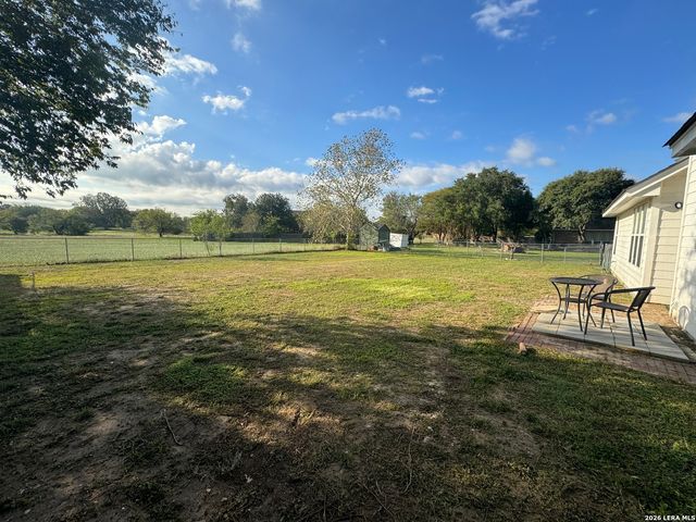 521 WOODLAKE DR, Mcqueeney, TX 78123