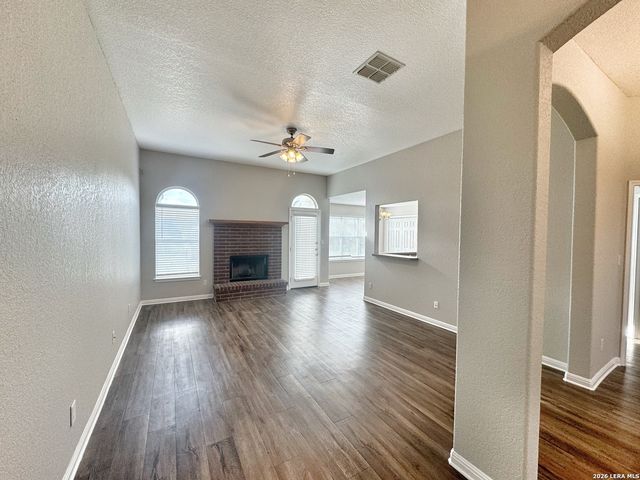 521 WOODLAKE DR, Mcqueeney, TX 78123