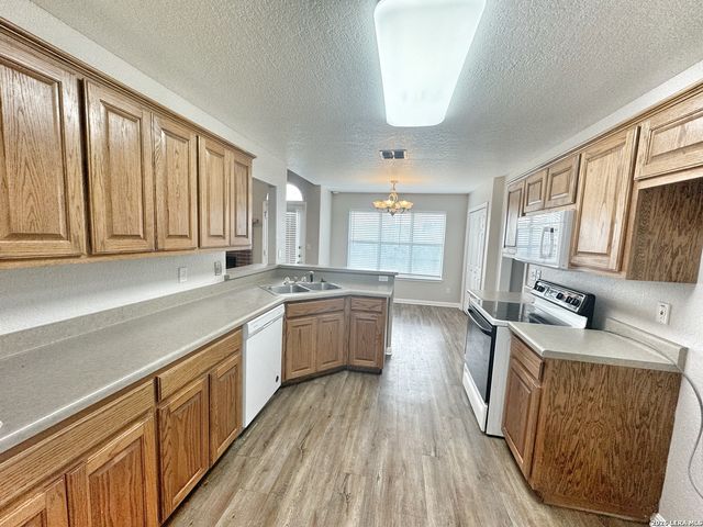 521 WOODLAKE DR, Mcqueeney, TX 78123