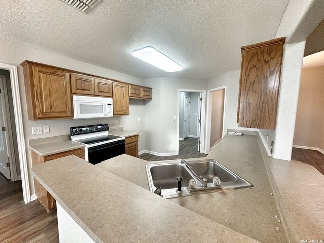 521 WOODLAKE DR, Mcqueeney, TX 78123