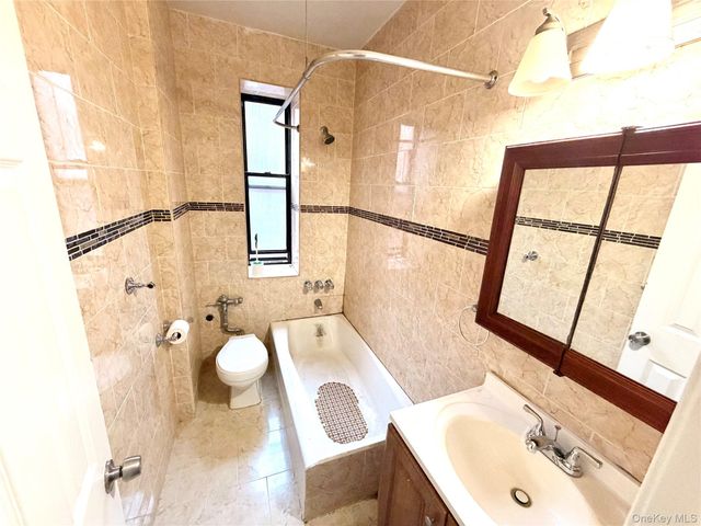 70-35 Broadway C19, Jackson Heights, NY 11372