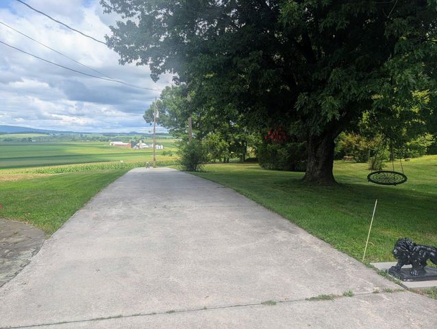438 FOREST LN, Shoemakersville, PA 19555
