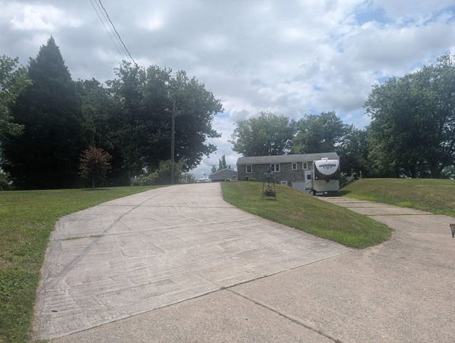 438 FOREST LN, Shoemakersville, PA 19555