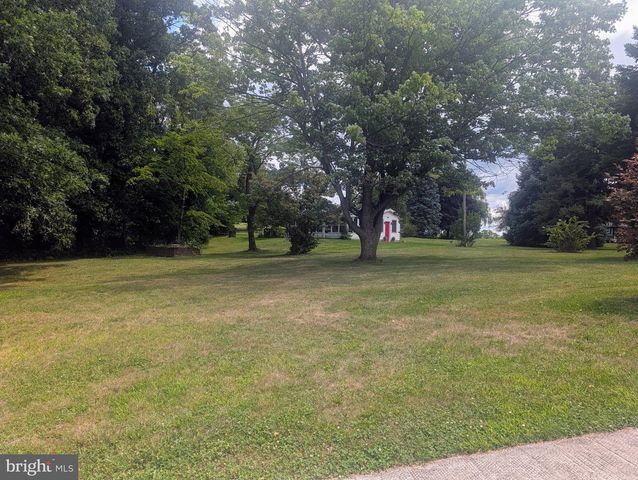 438 FOREST LN, Shoemakersville, PA 19555