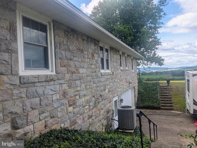 438 FOREST LN, Shoemakersville, PA 19555