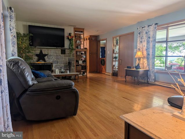 438 FOREST LN, Shoemakersville, PA 19555
