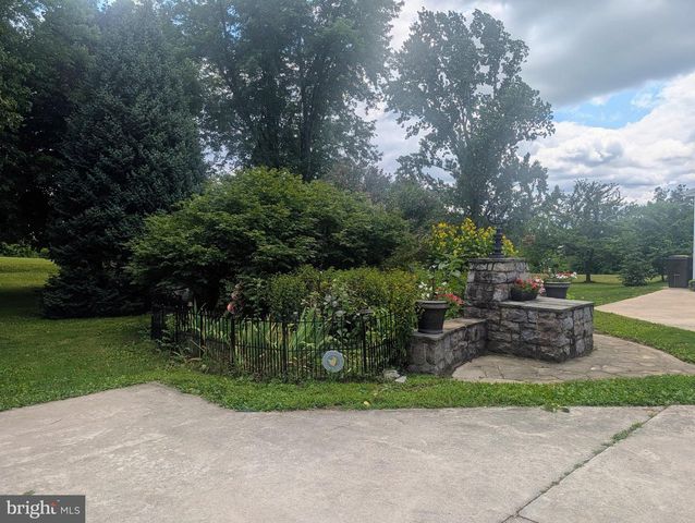 438 FOREST LN, Shoemakersville, PA 19555