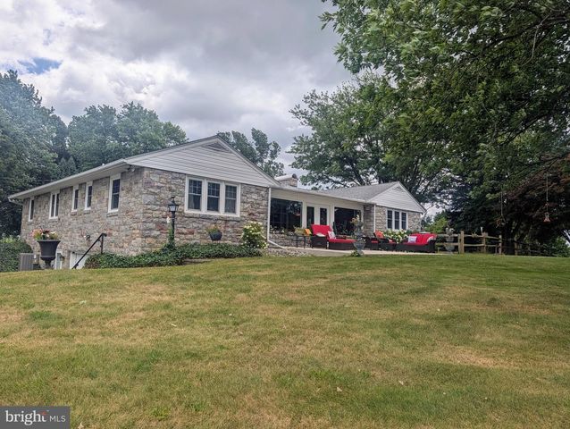 438 FOREST LN, Shoemakersville, PA 19555