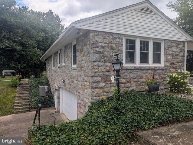 438 FOREST LN, Shoemakersville, PA 19555