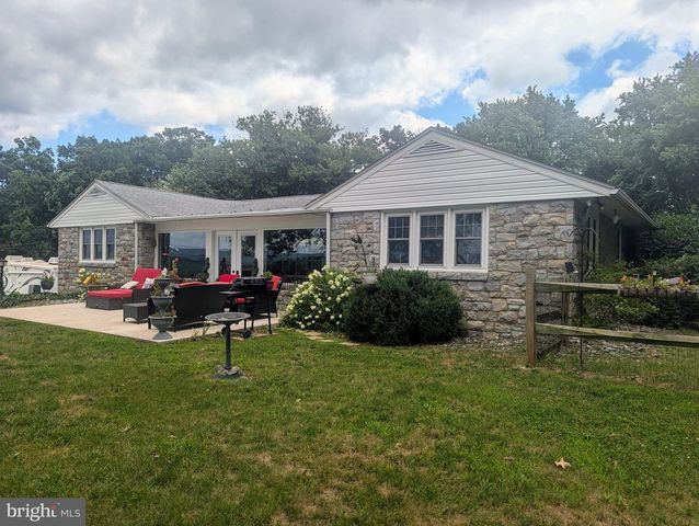 438 FOREST LN, Shoemakersville, PA 19555