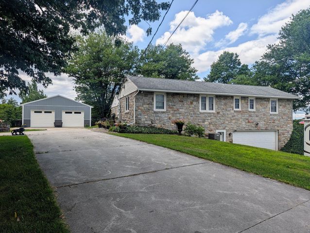 438 FOREST LN, Shoemakersville, PA 19555