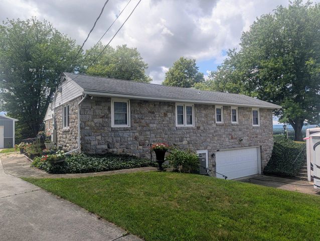 438 FOREST LN, Shoemakersville, PA 19555