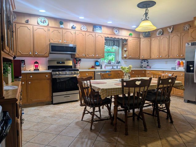 438 FOREST LN, Shoemakersville, PA 19555