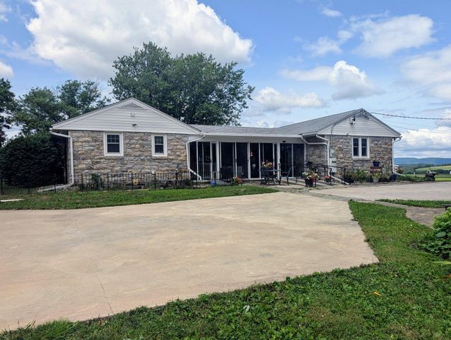 438 FOREST LN, Shoemakersville, PA 19555