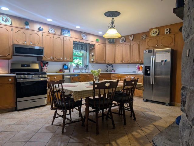 438 FOREST LN, Shoemakersville, PA 19555