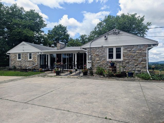 438 FOREST LN, Shoemakersville, PA 19555