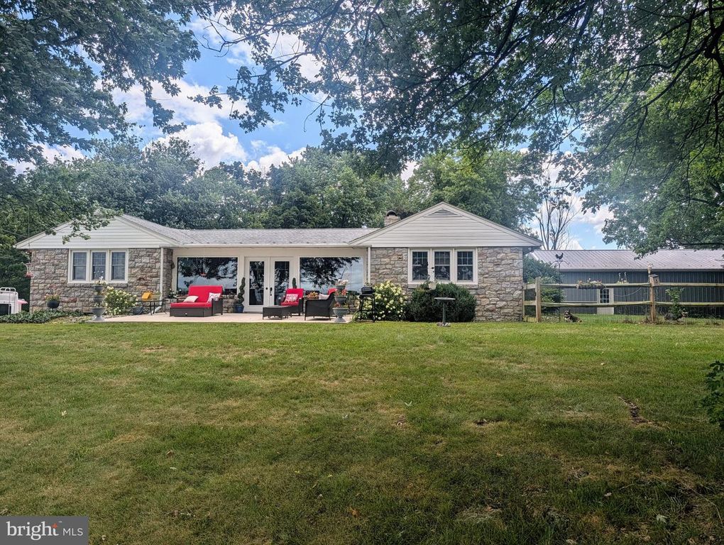 438 FOREST LN, Shoemakersville, PA 19555