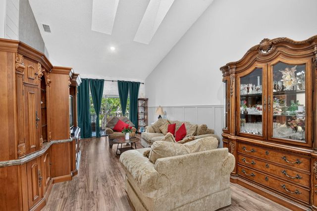 907 Harbour Pointe Way, Greenacres, FL 33413