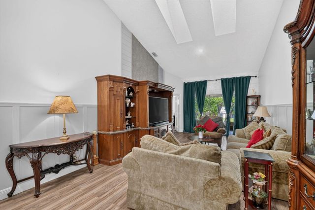 907 Harbour Pointe Way, Greenacres, FL 33413