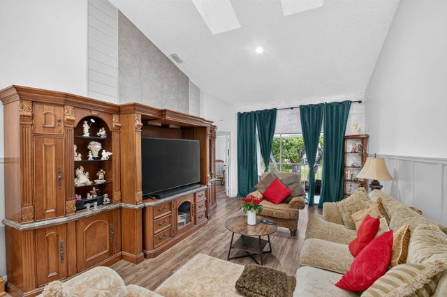 907 Harbour Pointe Way, Greenacres, FL 33413