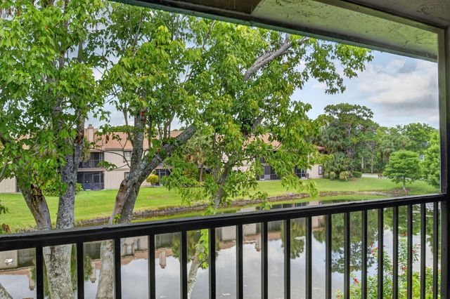907 Harbour Pointe Way, Greenacres, FL 33413