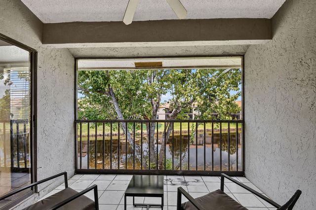 907 Harbour Pointe Way, Greenacres, FL 33413