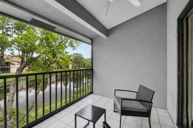 907 Harbour Pointe Way, Greenacres, FL 33413